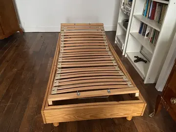 lit en bois qui se lève à la tête et aux pieds