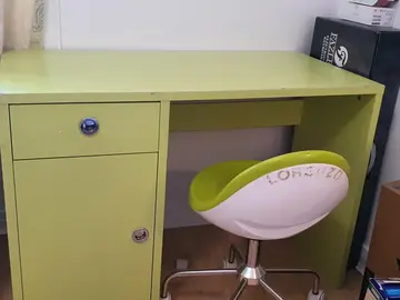 Deux bureaux verts amandes pour enfants