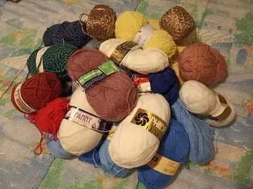 Lot de pelotes de laine (déjà entamées)