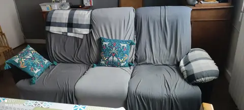 buffet Henri Il et table de salle à manger et des chaises et un canapé très urgent