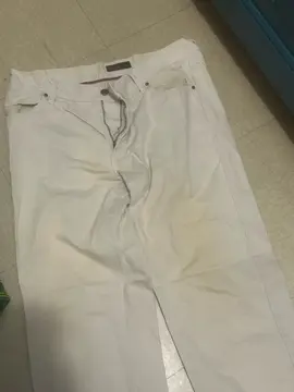 Pantalon beige qui a jauni