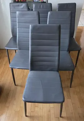 6 Chaises de couleurs grises.