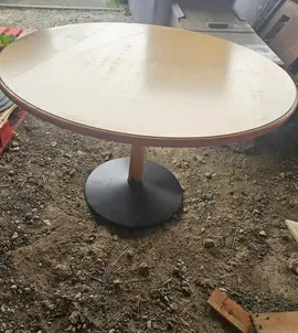 table ronde diamètre de 123cm et d une hauteur de 80 cm et demontable