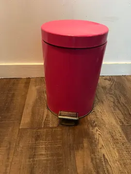 petite poubelle de salle de bain