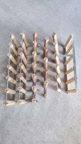 Petit casier à bouteilles.