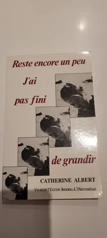 Livre jeunesse Reste encore un peu j'ai pas fini de grandir de Catherine Albert