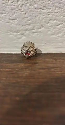 bague en tête de lion argenté