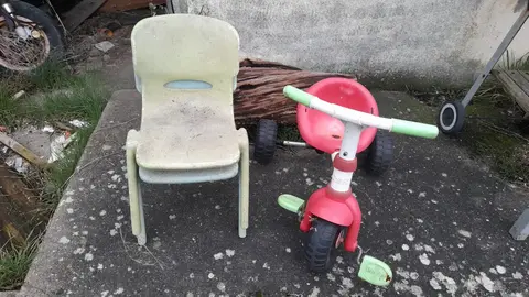 Petit vélo et chaises enfant