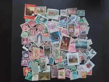 Une centaine de timbres