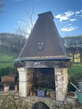 Donne hotte de barbecue métal avec bordure et écusson en cuivre.Il faut la démonter et l’emporter.