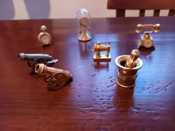 Petits bibelots en laiton