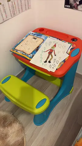 petit bureau avec ardoise dans l'état