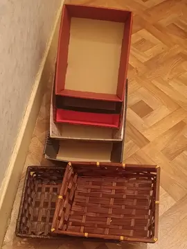 lot divers de panières en cartons et en osier