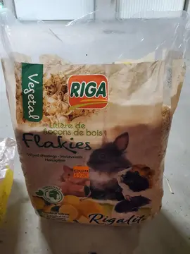 litières paille et flocons de bois. bols. buchettes