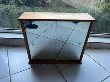 Petite armoire à pharmacie en bois