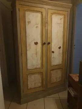 armoire en bois peinte