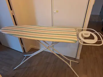 table a repasser état impeccable .A venir récupérer sur Rennes .