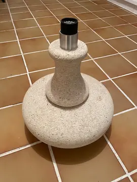 pied de lampadaire en pierre