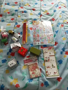 lot de rouleaux, étiquettes...pour cadeau