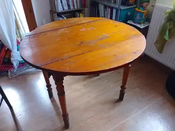 table ronde en bois et trois chaises