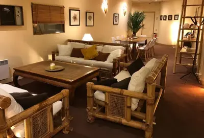 Lot Fauteuils / Table Basse / Étagère