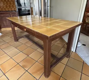 table en bois recouverte de carrelage