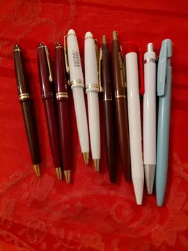 crayons de couleur et stylos