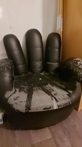 Fauteuil cuir abîmé