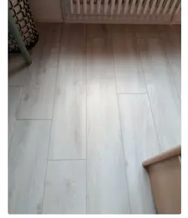 Lames de parquet stratifié gris