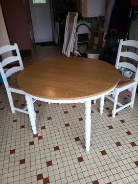 Table ronde avec rallonge et 2 chaises