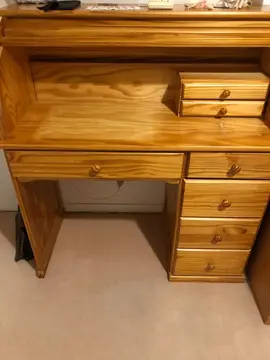 Bureau avec tiroirs et rideau