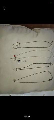 4 colliers et 2 pendentifs