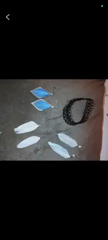 3 boucles d'oreilles et 1 tour de cou