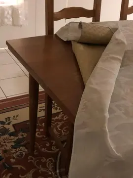 Table en bois (sans les chaises)