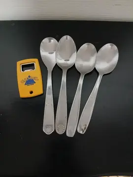 cuillères et décapsuleur