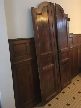 Paire de portes d’armoire anciennes en chêne massif