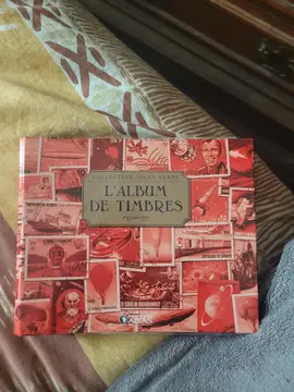 Petit album de timbres avec quelque timbres