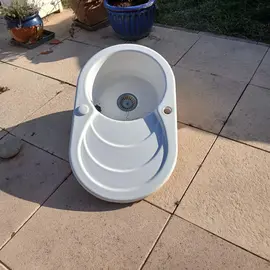 donne evier ceramique