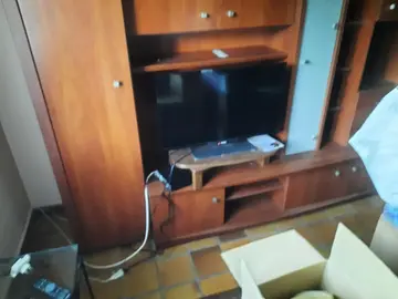 appartement a vider. 2 . chambre table. armoire