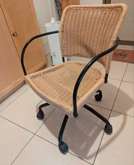 chaise roulante en osier. assise légèrement affaissée