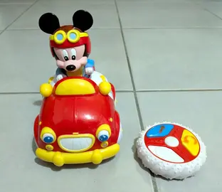 Jouet voiture Mickey avec télécommande