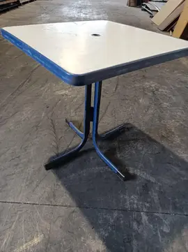 table de jardin plastique et fer