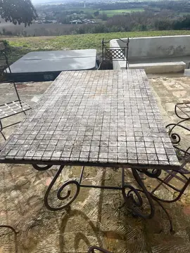 table de jardin avec chaises