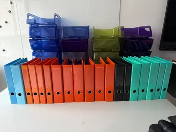 Donne 11 classeurs et 8 cm et 8 classeurs 4 cm