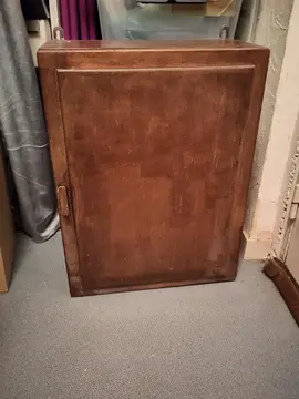 Petite armoire en bois