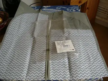 1 Housse vêtement neuve