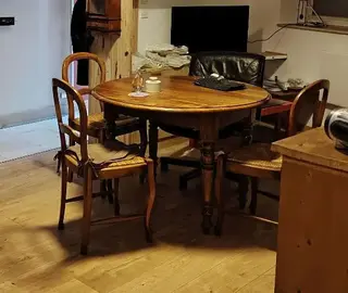 table en bois et 4 chaises