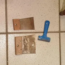 grattoir spatules crantées