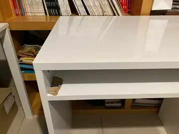 donne bureau blanc enfant