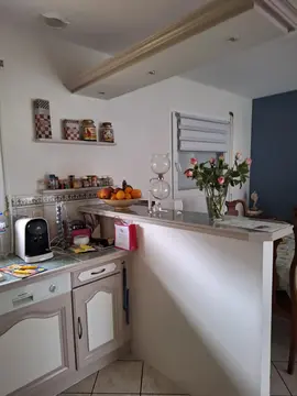 cuisine aménagée en chêne massif bon état et un meuble téléphone en pin massif relooke